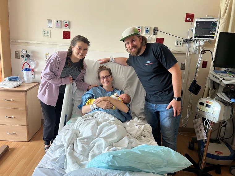 Michigan ends ban on surrogacy contracts