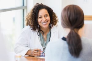 一位女士与她的医生讨论 IUI 与 IVF 以及 IUI 与 IVF 之间的差异