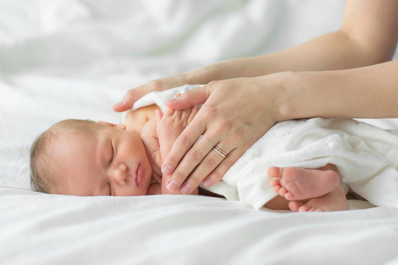 Can stroking a baby help it feel less pain? - myDr.com.au